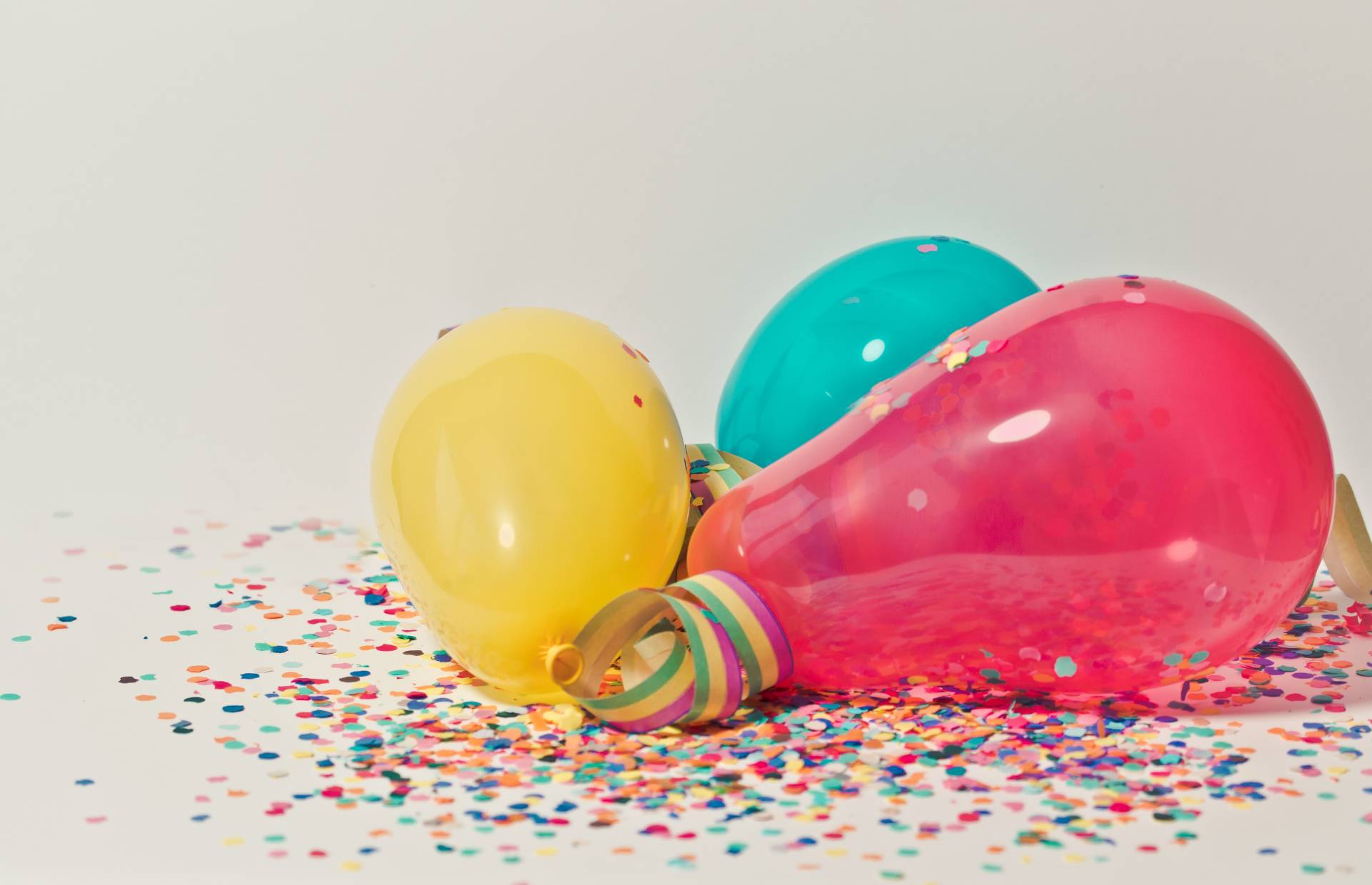 Foto von Ylanite Koppens: https://www.pexels.com/de-de/foto/bunte-luftballons-mit-konfetti-796606/